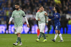 Hình ảnh buồn bã của Isco sau khi trọng tài thổi còi kết thúc trận chung kết Conference League 2024/25
